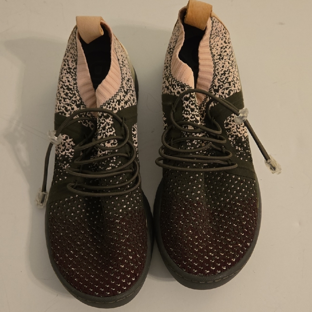 Bionica Women's Sneakers in Pink and Black